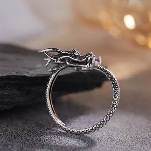 Dettaglio macro di un anello a forma di drago in argento S925 stile vintage