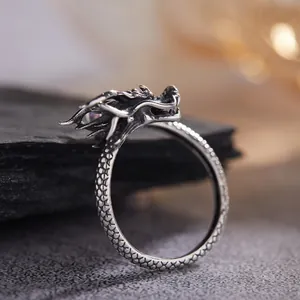 Dettaglio macro di un anello a drago vintage in argento sterling S925 con trama a scaglie