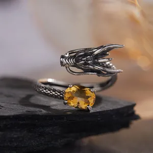 Dettaglio ravvicinato di anello drago in argento S925 con gemma di topazio giallo ovale