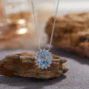 Vue détaillée d'un collier avec pendentif en topaze bleue naturelle élégante en argent sterling S925