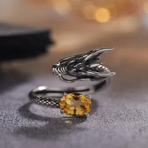 Dettaglio dell'anello a forma di drago in argento S925 vintage con pietra preziosa gialla