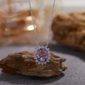 Gros plan d'un collier pendentif améthyste élégant sur pierre naturelle