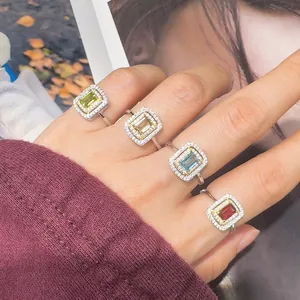 Quattro eleganti anelli in argento S925 con pietre preziose quadrate mostrati su una mano
