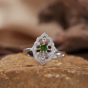 Dettaglio macro di anello in argento stile vintage con pietra di diopside