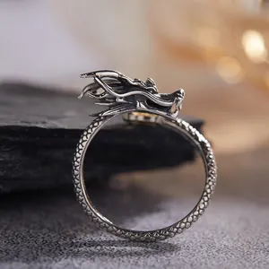 Dettaglio macro di un anello in argento vintage con un intricato design a drago