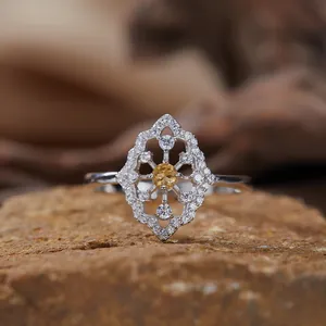 Dettaglio di un anello in argento S925 con citrino giallo in un design geometrico traforato.