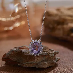 Gros plan d'un collier en améthyste ovale avec halo de topaze blanche en argent S925