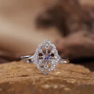 Primo piano di anello in argento sterling stile vintage con tanzanite lilla e zirconi