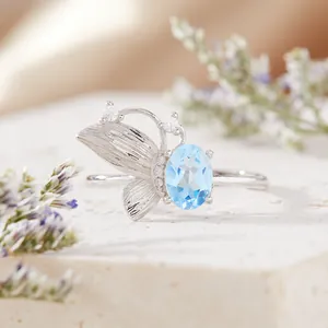 Elegante anillo de mariposa en plata S925 con topacio azul y detalles refinados