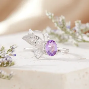 Primer plano detallado de un elegante anillo de mariposa en plata S925 con amatista natural