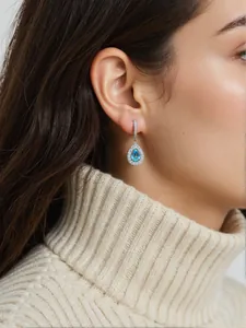 Primo piano di orecchino a goccia con topazio su modella in argento sterling