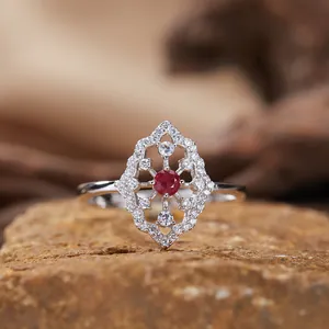 Macro dettaglio di un anello vintage in argento sterling S925 con gemma rossa centrale