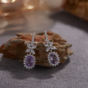 Vue détaillée de boucles d'oreilles améthyste en argent sterling avec motifs floraux
