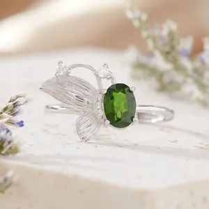 Detalle del anillo de mariposa en plata S925 con una piedra preciosa verde óvalo