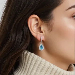 Eleganti orecchini pendenti in argento 925 con una scintillante topazio blu a forma di pera.