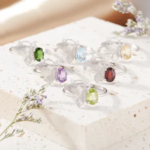 Detalle de anillos de mariposa de plata S925 con varias gemas naturales ovaladas.