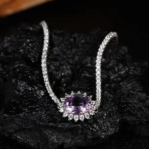 Gros plan du collier en argent S925 avec améthyste violette ovale et pierres blanches