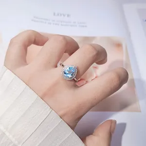 Elegante anello con gemma blu a goccia in argento S925 mostrato sul dito