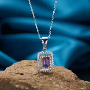 Dettaglio ravvicinato di una collana con ametista quadrata in argento sterling e diamanti