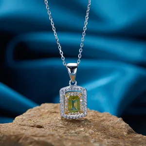 Primo piano di una collana con pendente in olivina verde taglio smeraldo in argento 925