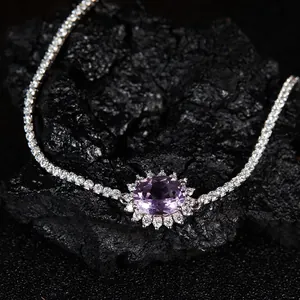 Vue détaillée d'un magnifique bracelet en argent massif avec améthyste violette