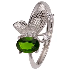 Elegante anillo de mariposa de plata esterlina S925 con una brillante piedra preciosa verde
