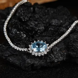 Vue macro d'un collier en topaze bleue serti en argent sterling S925 avec un halo étincelant