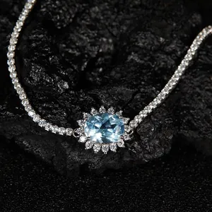 Détail macro d'un bracelet en topaze bleue naturelle avec halo étincelant sur roche
