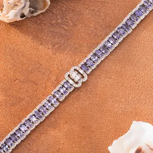 Primo piano di un bracciale in argento S925 con tanzaniti ovali e pavé di cristalli