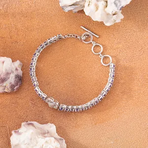 Vista dettagliata del bracciale in argento S925 con tanzanite viola naturale pura