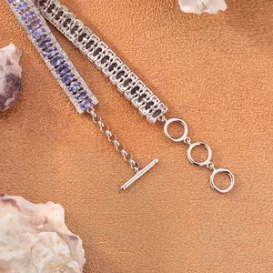 Primo piano di un bracciale in argento S925 con tanzaniti ovali incastonate in fila.
