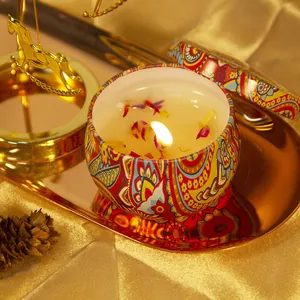Candela aromaterapia accesa con motivo bohémien e dettaglio di eleganti fiori secchi