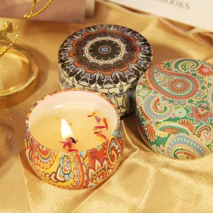 Macro visione di candele profumate decorative in scatole di latta con motivi etnici