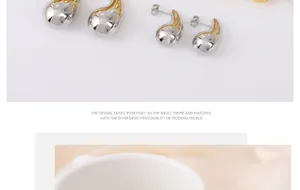Vista detallada de pendientes de botón con gota de agua en plata y oro de diseño minimalista