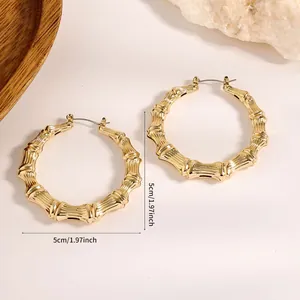 Detailansicht der goldfarbenen Bambus-Creolen (5 cm) mit Größenangaben und Maßen.