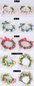Vista detallada de varias coronas de flores artificiales con diademas de hojas verdes reales