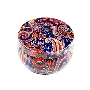 Primo piano di una scatola di candele decorativa con vivaci motivi floreali paisley