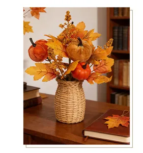 Bouquet décoratif d'automne avec citrouilles artificielles et feuilles d'érable en vase