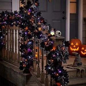 Zwarte Halloween esdoornblad slinger met LED-lampjes gewikkeld om veranda reling