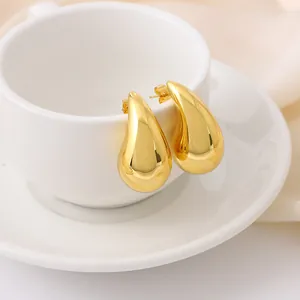 Pendientes de gota de agua dorados minimalistas con diseño geométrico brillante
