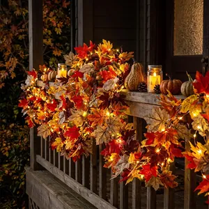 Detail van herfst esdoornblad slinger met warme LED-verlichting op een veranda