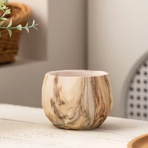 Kreativer Keramik-Blumentopf mit Marmormuster für minimalistische Schreibtisch-Deko.