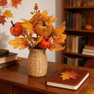 Bouquet d'automne artificiel avec citrouilles et feuilles d'érable dans un vase