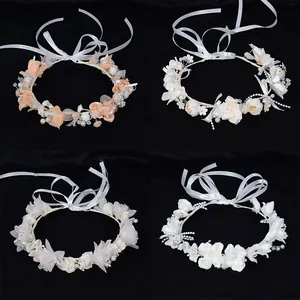 Cuatro colores de coronas de flores hechas a mano con perlas elegantes y cintas