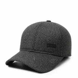 Nahaufnahme der grauen Wollmischung Winter-Baseballkappe mit warmen Ohrenklappen für Herren