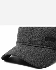 Detaillierte Makroansicht der Herren-Winter-Baseballkappe mit steifer Krempe und Struktur