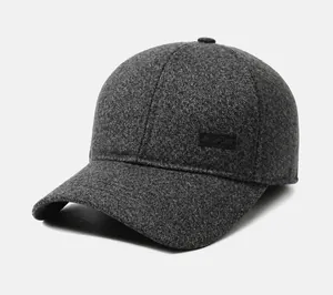 Seitenprofil-Detailansicht einer grauen, strukturierten Herren-Basecap für den Winter