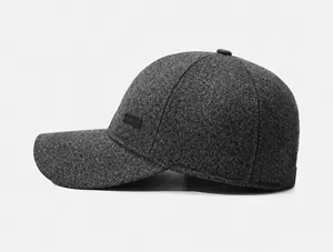 Seitenansicht einer grauen Baseballkappe aus Wolle für Herren im Winter für Wärme