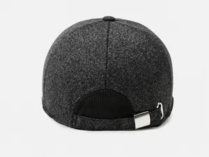 Detailansicht der Rückseite einer warmen Winter-Baseballkappe für Herren mit Metallschnalle