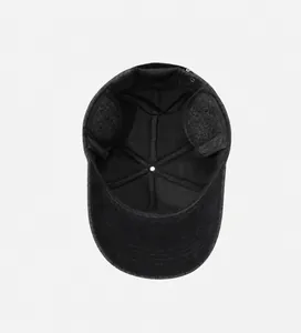Innenansicht mit warmem Futter und Ohrenklappen der Herren-Winter-Baseballkappe im Detail
